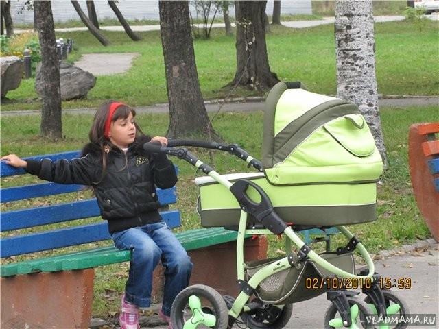 Старшая сестрёнка гуляет с Лигрёнком!