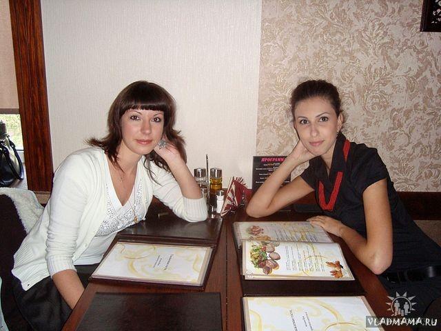 Брюнеточки в кафе