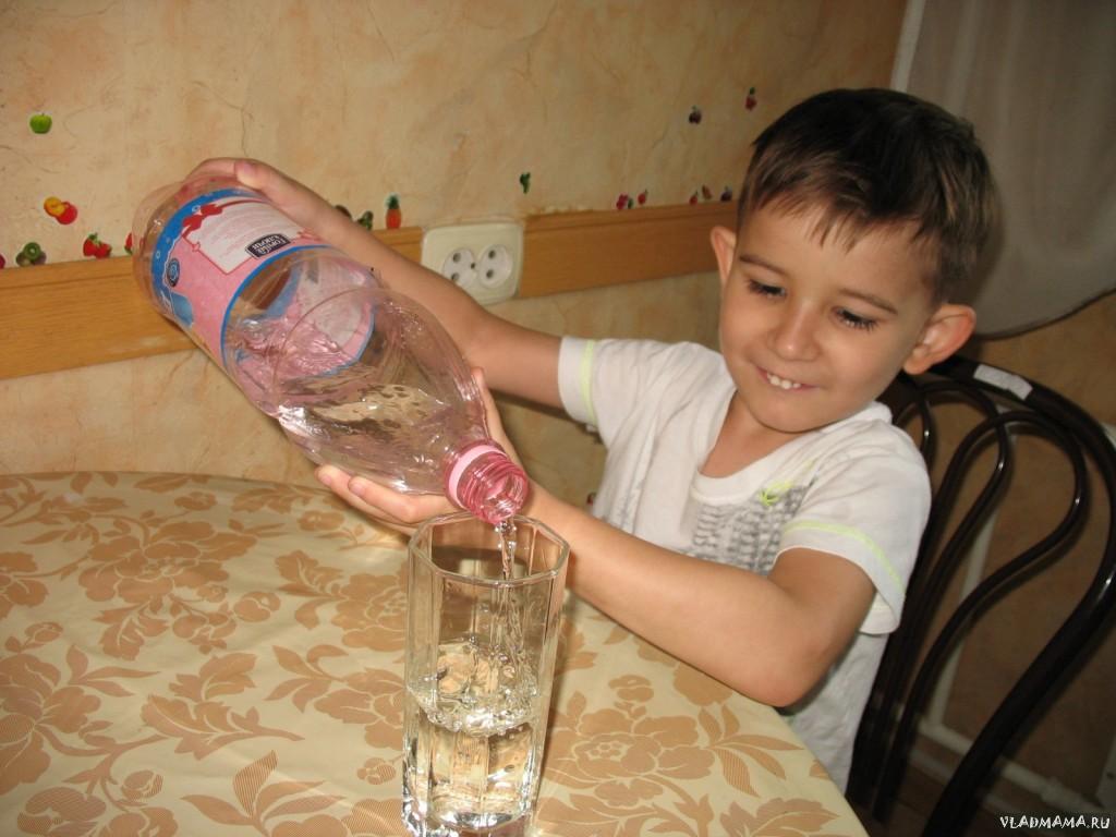 Даня сам любит наливать себе воду ))