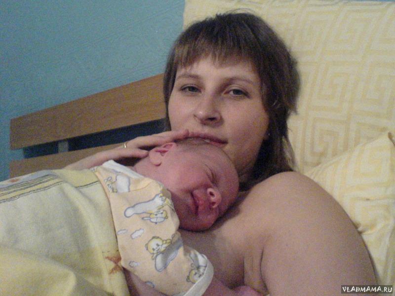 Так прекрасно лежать на любимой мамочке