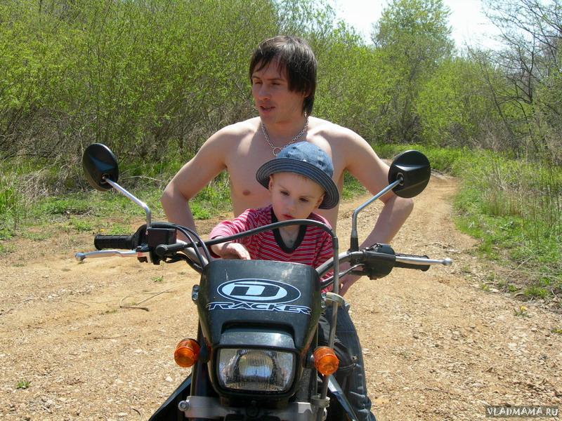 сыночек Вовушка с папой на природе