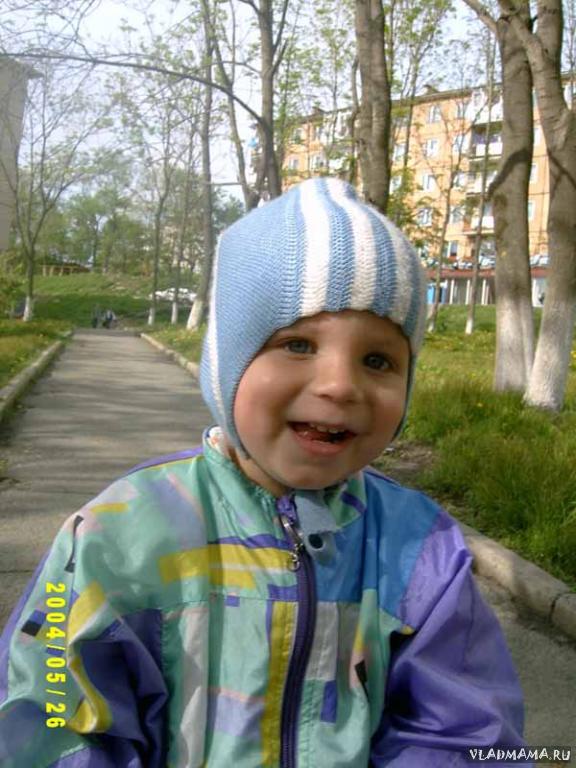 Это чей пушистый луч Так щекочет из-за туч, Заставляя малышей Улыбаться до ушей?