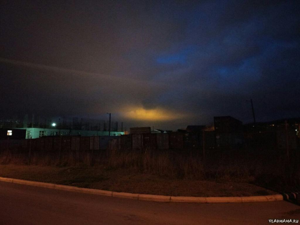Непонятное зарево осенью над Южным