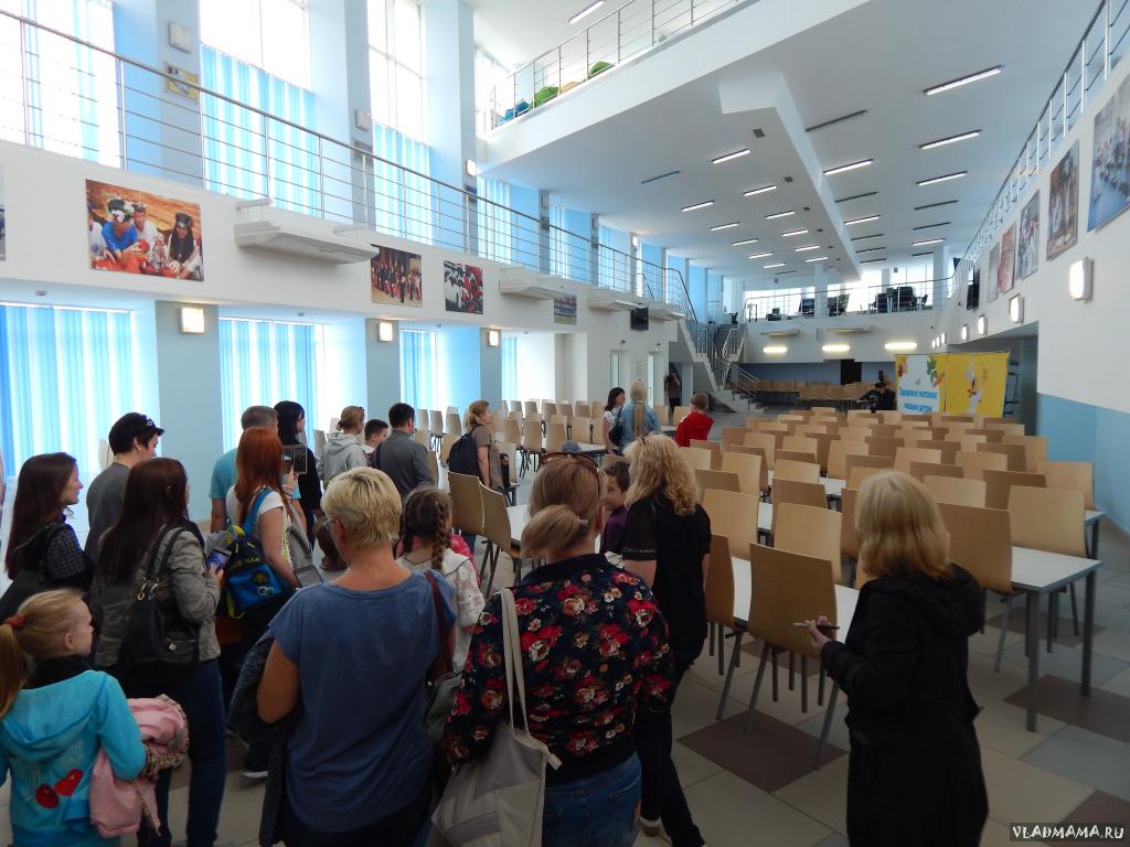 Владмамы на экскурсии в столовй