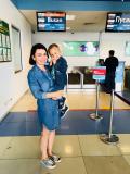 Арсений и мама Юлия в аэропорту