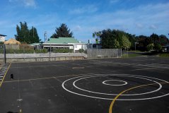 Новая Зеландия. Спортивная площадка возле начальной школы