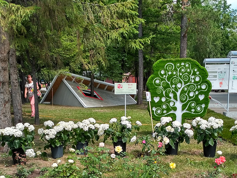 На входе в парк посетителей встречает странная конструкция от «Комсомольской правды»
